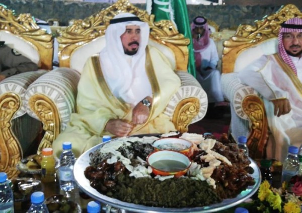 محافظ الحائط يعايد الاهالي بمناسبة عيد الفطر المبارك