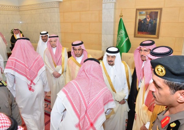 الأمير فيصل بن بندر يستقبل منسوبي إمارة منطقة الرياض