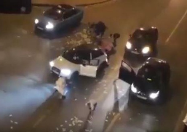 فيديو.. أموال منثورة في شارع بطنجة المغربية.. وكاميرا المراقبة تكشف عن السر