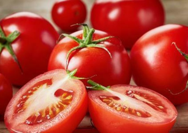 هل تغير لون الطماطم من الداخل علامة على وجود بقايا مبيدات أو هرمونات؟.. “الزراعة” تجيب