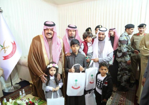 أمير منطقة حائل يستقبل عددًا من ذوي شهداء الواجب
