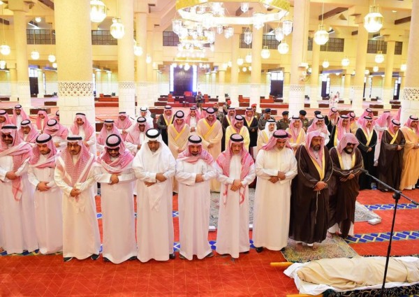 سمو أمير منطقة الرياض يؤدي صلاة الميت على الأمير محمد بن متعب بن عبدالله – رحمه الله –