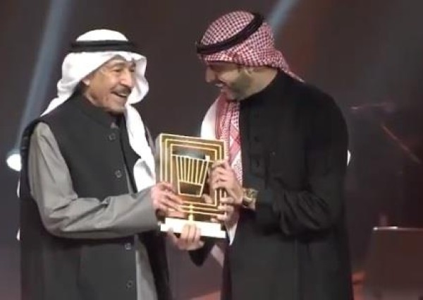 هكذا تفاعل الفنان عبدالكريم عبدالقادر مع تكريمه بمسرح مرايا في العلا (فيديو)