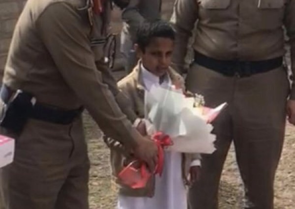 مدير الدفاع المدني بحائل يهنيئ والد طفل”الدغيبجة” على سلامته