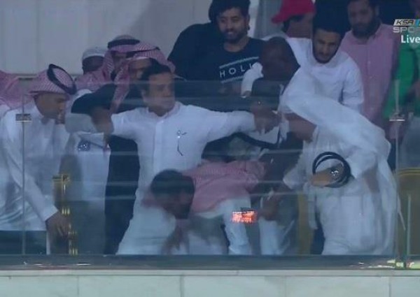 فيديو.. رئيس الوحدة يتعرض للإغماء عقب تسجيل فريقه هدف الفوز على الأهلي بالوقت الضائع