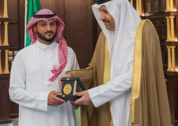 مواطن يساعد رجال الأمن في القبض على عمالة مخالفة تروج المخدرات.. وأمير الباحة يكرمه