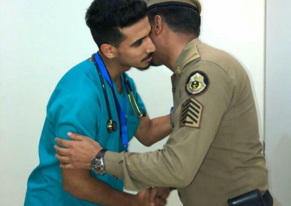 شاهد صورة معبره الأب رجل الأمن والأبن الطبيب يهنئون بعض بعد إنتهاء مهمة الحج بنجاح