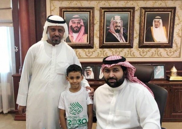 نائب أمير جازان يحقق رغبة ابن أحد شهداء الحد الجنوبي ويهديه سيارة وآيفون