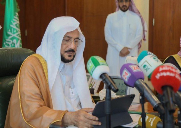 وزير الشؤون الإسلامية يدشن تطبيق مصحف المدينة النبوية