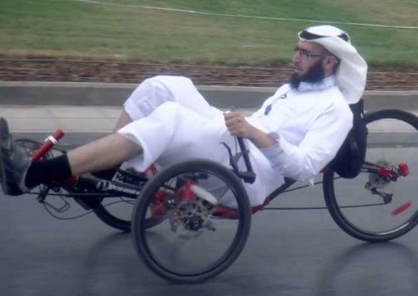 إيقاف خدمات أستاذ جامعي بالدمام بسبب “التفحيط بدراجة هوائية وقيادتها بتهور”