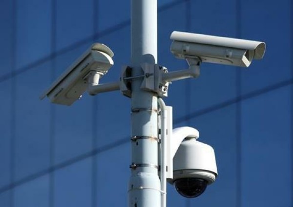 مصادر: “الداخلية” تخطط لنشر كاميرات لمراقبة الطرق وسائل النقل ومواقع التجمعات لمحاصرة الجريمة
