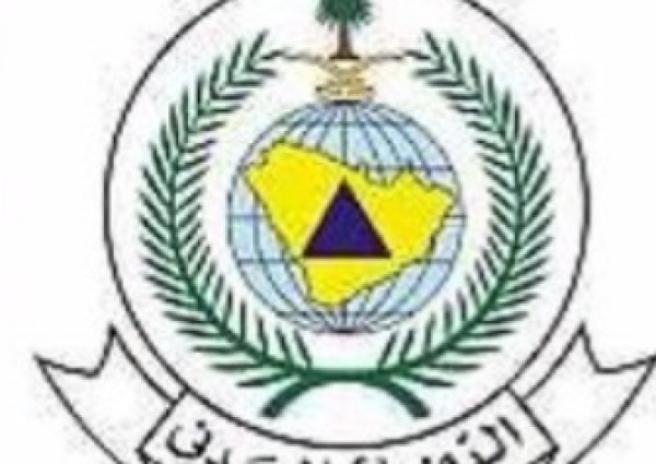 مدني الجوف ينتشل مقيمًا سقط في حفرة “قار”.. صور