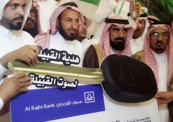 بالصور .. في ليلة كرم وتكريم قبيلة “بني رشيد” تحتفي بالشاعروالإعلامي عبدالرحمن بن عباس وتهديه ‘لاندكروزر’
