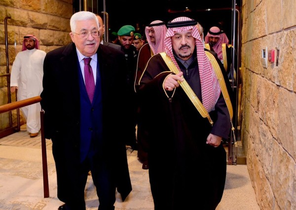 الرئيس الفلسطيني يزور حي الطريف التاريخي