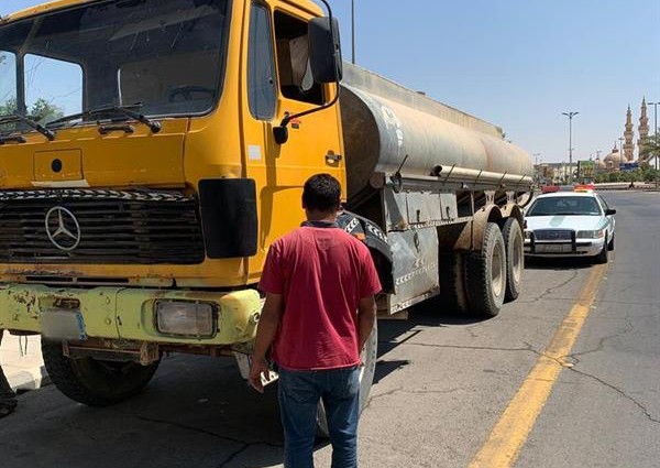 مرور الشمالية يضبط قائد شاحنة عكَس السير وقطع الإشارة (صور)