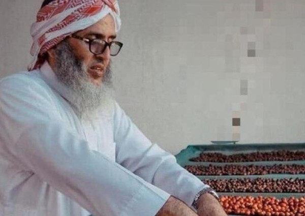 سعودي يترك مهنة التدريس ويتفرغ لزراعة وبيع القهوة.. تعرّف على قصته (صور)