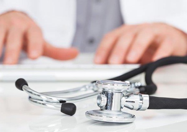 طبيب يعتدي على مواطنة متطوعة في خدمة ضيوف الرحمن.. ونيابة مكة تحقق غرِّد