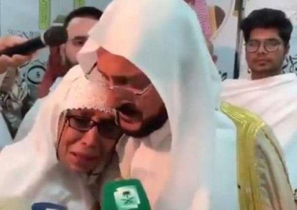 فيديو.. آل الشيخ يتأثر لبكاء حاجة نيوزيلندية ويقبّل رأسها