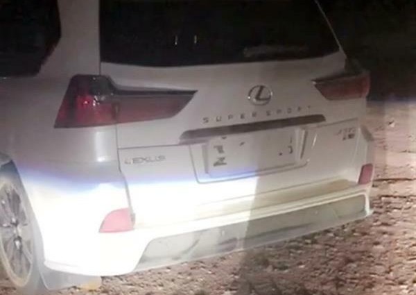 مصادر: الجهات الأمنية تطيح بسارقي الـ”لكزس” من على سطحة تحت تهديد السلاح في الرين