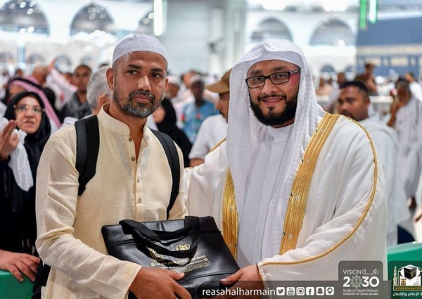 بالصور.. مؤذنو المسجد الحرام يشاركون في توزيع الهدايا على الحجاج غرِّد