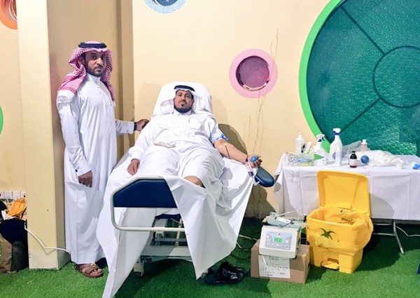 “مدير مكتب تعليم صامطة” يشارك في “حملة التبرع بالدم”