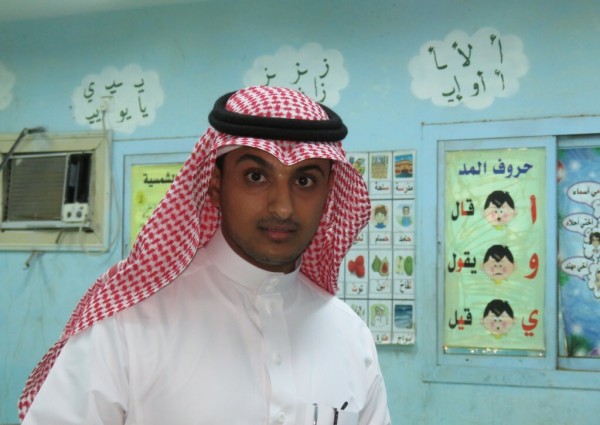 معلم ينقل طلاب بسيارته الخاصة لمنازلهم يومياً