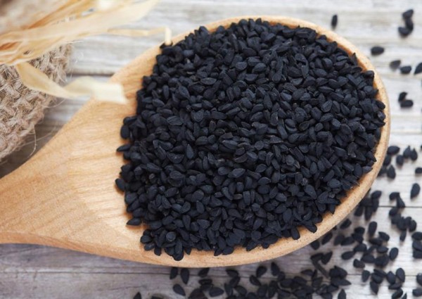 “الغذاء والدواء”: لا دليل علمياً على أن استنشاق دخان “الحبة السوداء” له خصائص علاجية