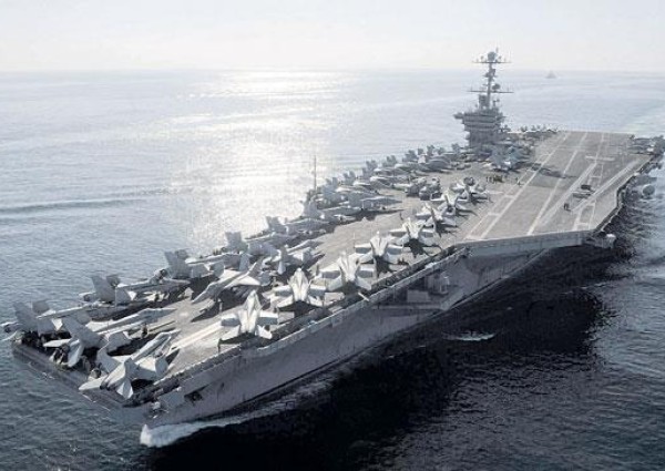 حاملة طائرات أمريكية تعبر مضيق هرمز وعلى متنها 1500 جندي من “المارينز” (فيديو)