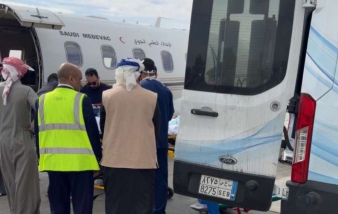 بالصور.. لحظة نقل المشهور دخيل إلى الرياض بطائرة الإخلاء الطبي بعد تعرضه لحادث مروري