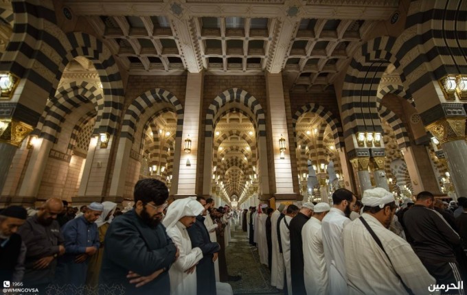 وسط حالة من الخشوع.. صلاة العشاء الأولى بصوت الشيخ صالح المغامسي من قلب المسجد النبوي (شاهد)