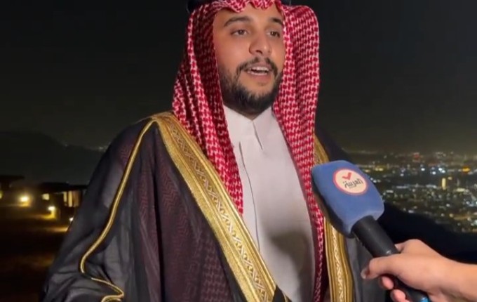زواج فوق السحاب.. شاهد: عريس يحتفل بزفافه على قمة جبل عير في المدينة المنورة