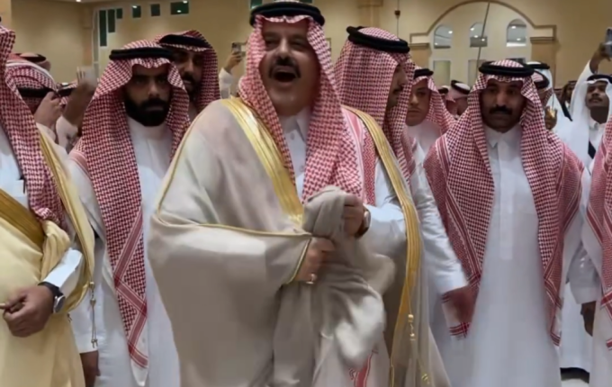 لفتة لا تُنسى.. شاهد: سمو أمير حائل يفاجئ عريسًا بحضوره بعدما علم بزواجه في القاعة المجاورة