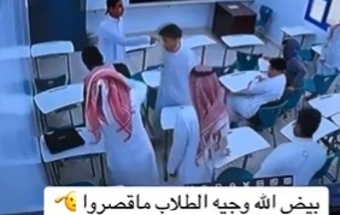 في لحظات حبست الأنفاس.. المعلم خالد العنزي ينقذ حياة طالب من الاختناق داخل الفصل (شاهد)