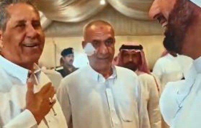 إشادة وحفاوة استقبال.. لقاء عفوي يجمع وزير الحج والعمرة بضيوف الرحمن في منفذ جديدة عرعر (شاهد)