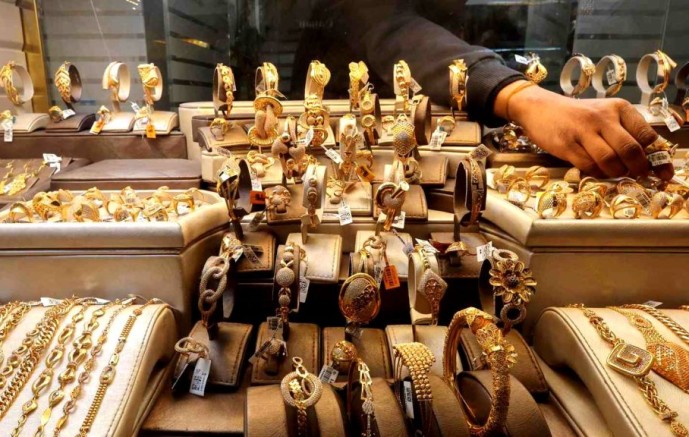 الذهب يتراجع 0.9% في المعاملات الفورية.. والفضة تهبط بأكثر من 3%