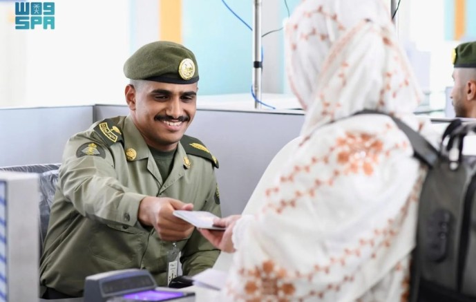 لغات متعددة وتقنيات حديثة.. “الجوازات” تُنهي إجراءات أولى رحلات ضيوف الرحمن من أفغانستان