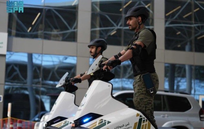 “السكوتر” الكهربائي.. أحدث وسائل “الجوازات” لخدمة المسافرين