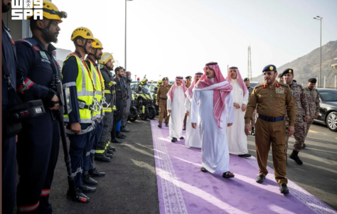 وزير الداخلية يتفقد جاهزية الدفاع المدني في مشعر منى ويطلع على خطط الطوارئ لموسم الحج