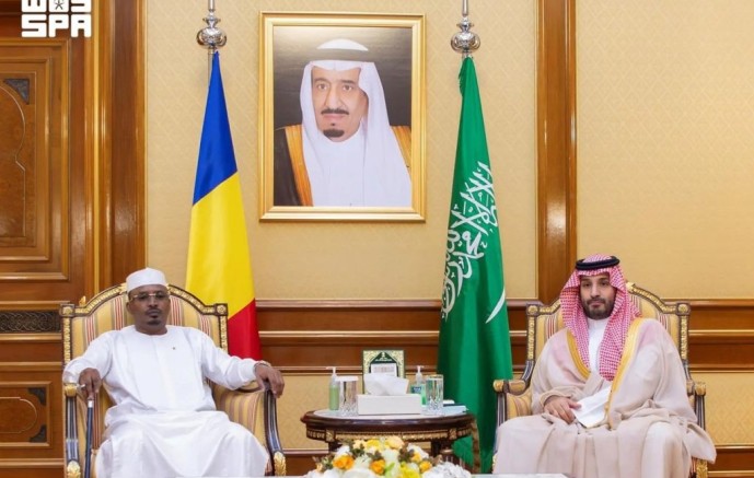 ولي العهد يستقبل رئيس تشاد في قصر منى ويبحثان العلاقات الثنائية
