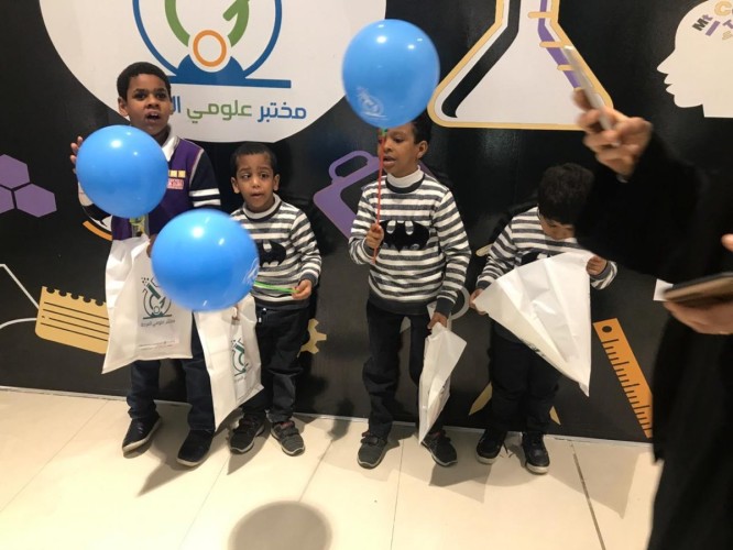 اطفال دار الحضانة الاجتماعية بالدمام في استضافة مختبر علومي المرحه