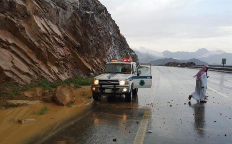 سقوط صخرة ضخمة على دورية أمنية على طريق المدينة
