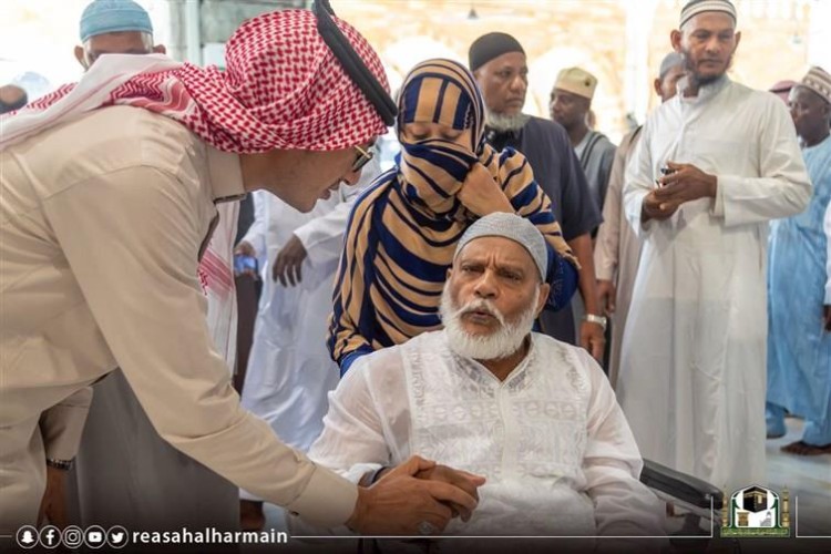حاج رعى الأيتام ليجد مَن يرعاه.. وحاجة تضرب المثل في الوفاء لزوجها