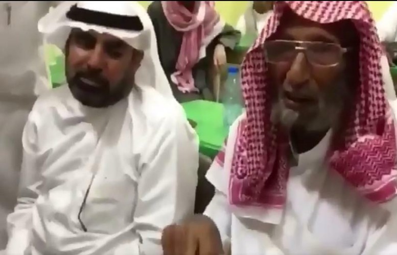 مُسن تجاوز عمره المائة ينتظم في مقاعد الدراسة لتعلم القراءة والكتابة (فيديو)