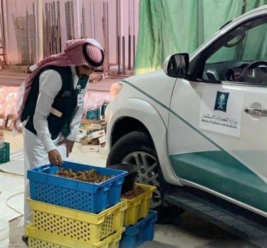 بالصور.. “التجارة” تصادر 6 أطنان من التمور التالفة بالقصيم
