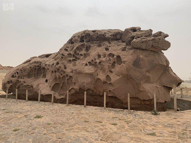 صورة لصخرة “عنترة” بعد تنظيفها وإعادتها لشكلها الطبيعي