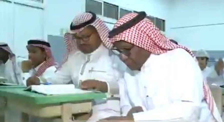 مواطن سبعيني قرر الالتحاق بمقاعد الدراسة بعد تقاعده.. ويوضح السبب (فيديو)