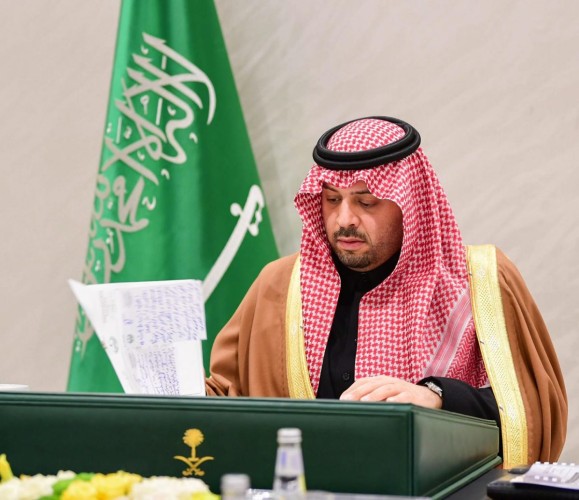 أمير الحدود الشمالية يرأس اجتماع “الارتقاء بالخدمات وتعزيز السلامة والامتثال البيئي”