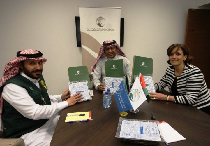مركز الملك سلمان للإغاثة يسلم التمور لبرنامج الغذاء العالمي في الأردن