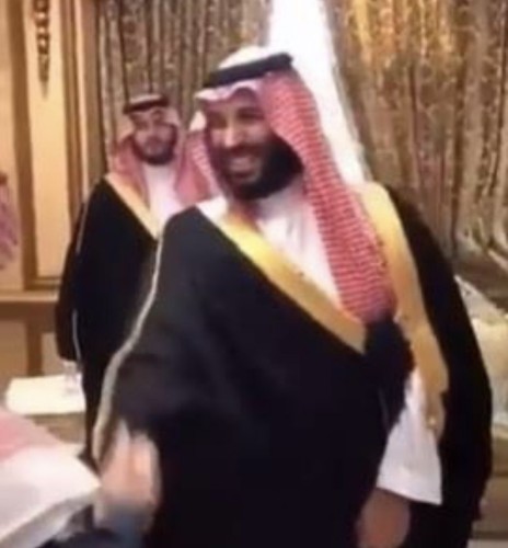 بالفيديو.. ولي العهد يزور مواطنا في منزله بتبوك