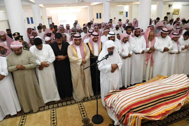 وكيل امارة جازان للتنمية يؤدي الصلاة على الشهيد سلامي ..